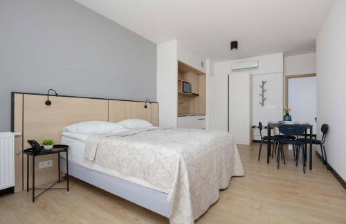 Bright Apartments with Air Conditioning, close to the Metro Station and PGE National by Noclegi Renters - Foto 3