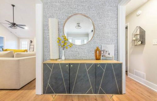 Stylish & Spacious Home Near ATL - Foto 35