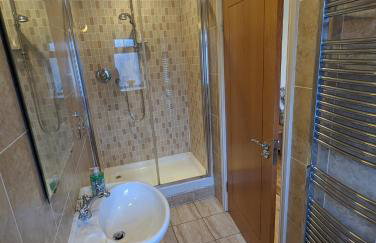 Unbeatable Llanberis Location, Detached with Parking, Snowdon Views. - Photo 13