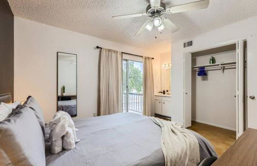 Your 2B Getaway - Walk Dtwn - Sleeps 6 - Pool and Prkg - Foto 19