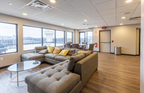 Steps 2 Everything! - KING Bed - Amazing Roof and Gym - Foto 14