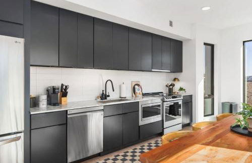 Penthouse Condo on River with Garage and Patio, Walk Downtown - Foto 15