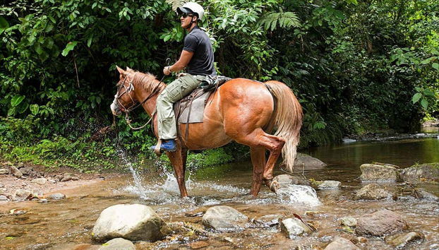 Cabalgando por el río