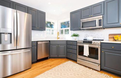 Waterfront Retreat with Spectacular Interior, Jacuzzi and Game Room in NC - Foto 10