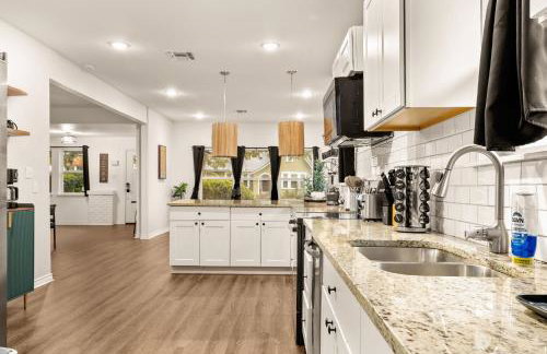 Spacious Retreat with Pool & Hot Tub - 10 Minutes to Downtown - Foto 16