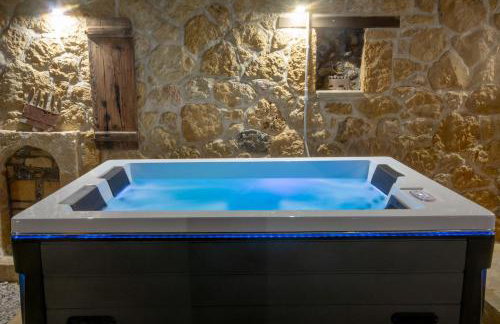Pamelas House with Jacuzzi - Photo 2