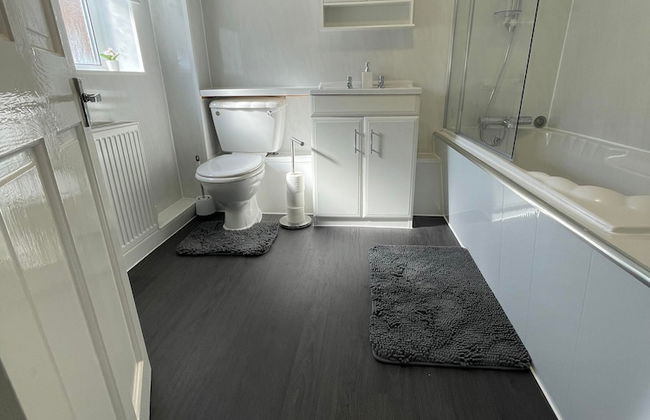 Lovely 3 Bedroom Apartment In Newcastle Upon Tyne With Free Parking - Photo 17