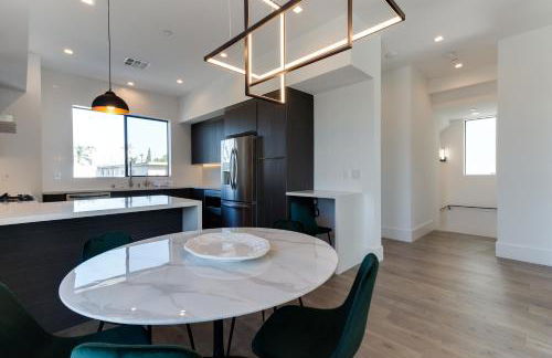 Modern 5 Bedroom Masterpiece With Rooftop Deck - Photo 11