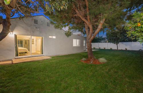 Spacious Modern Home with Rooftop & Private Backyard - Foto 11