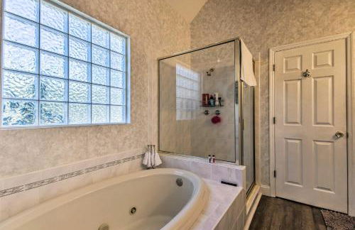 Luxe Lake House with Pool and Dock on Deep Water Cove! - Foto 16