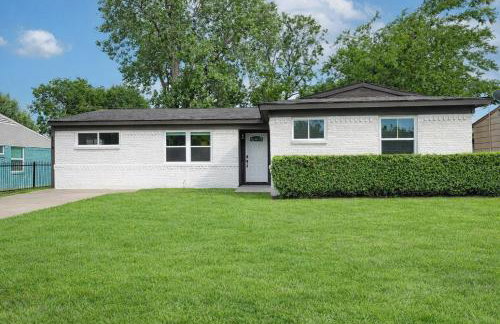 Luxury 4BR Retreat 10 Mins to Downtown & Lake - Photo 17