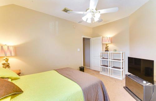 Patio, BBQ and Yard Family Retreat in Pearland - Photo 24