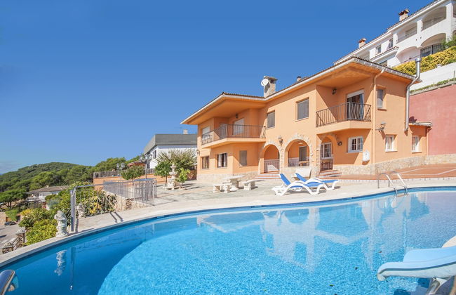 Villa Carvajal - Photo 1