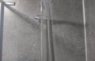 Douglas Apartment - Trains to Edin & Glasgow - Private Parking - Photo 15