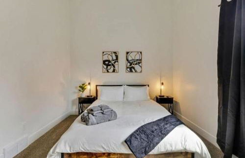 3 Min to DT - 2 Car Garage - Lux Townhome - King Bed - Foto 12