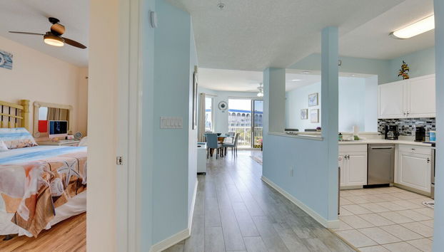 Sunny Fort Walton Beach Condo - Walk to Ocean - Photo 3, Interior