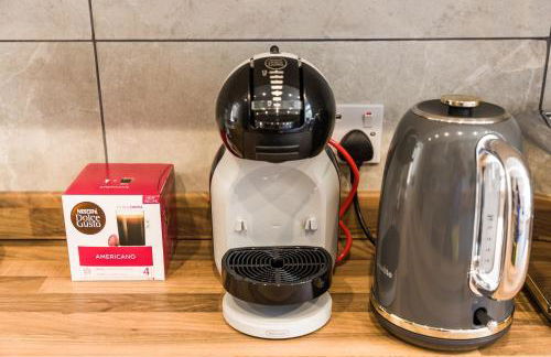 4 bedroom house with Garden, Parking & 3 mins Walking Distance from Train Station - Photo 18