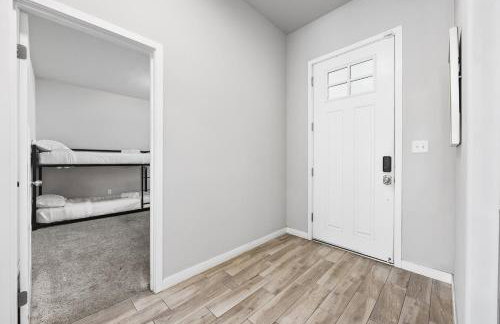 Spacious Home with Private Pool - Photo 28