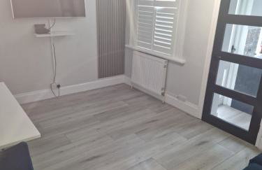 Modern 5 bedroom house with parking, London - Foto 45