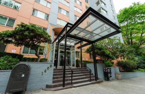 Tranquil 2BR downtown condo, Parking, King bed - Foto 25