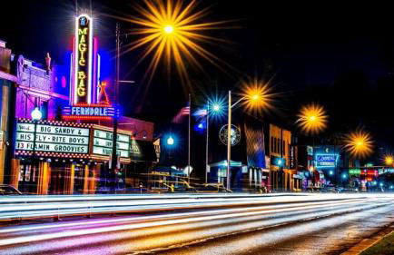 Super Cute & Cool Home with 65Inch TV 2Baths 4 Bedrooms 2King Beds BBQ Grill Fenced Backyard - Foto 20