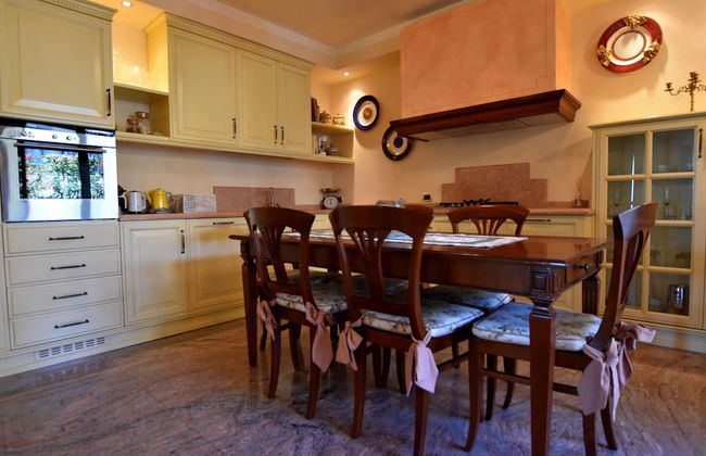 Luxurious Villa in Lombardy with Garden & Hot Tub - Photo 11