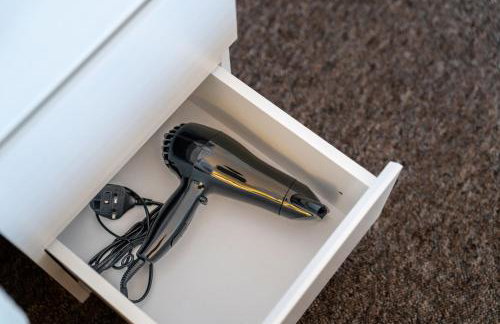 Cosy 3-Bed House With Parking, 5 Mins to QE & Uni - Photo 14