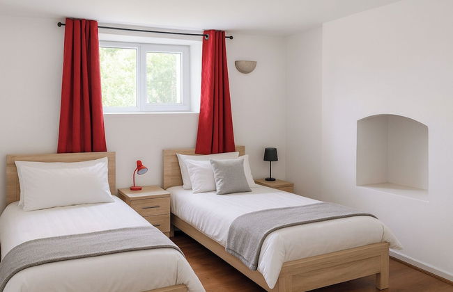 2 Bed Villa - Sleeps 7 - Private Garden - Parking - Photo 3