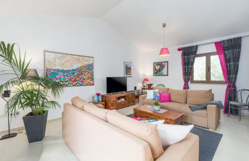 Malerische Villa mit Privatpool, mediterranem Garten, Outdoor-Kueche, Waschmaschine, Trockner - Photo 6