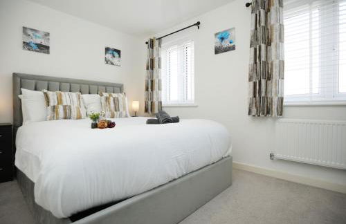 Gregor Place Modern four Bedroom House in Calne with Private Parking, perfect for teams or families staying in the area, Long stays welcome - Photo 14