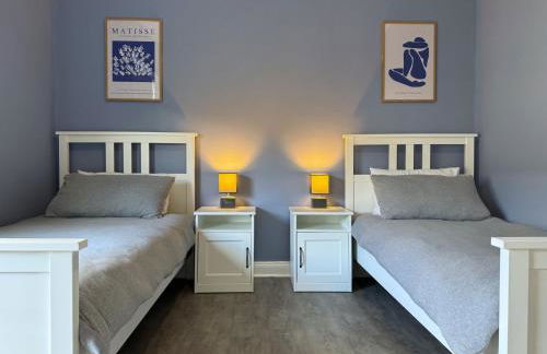 Modern Spacious 2 Bedroom House in Leigh, Free Parking - Foto 1