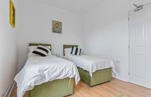 Stylish 4Bed Executive Stay WiFi and Parking - Photo 49