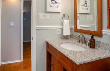 Lakefront House with Boat Dock, BBQ in Peaceful Flint - Foto 32