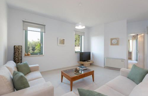 Nature Retreat Green Oasis Villa with Private Pool & Rooftop Hot Tub - Foto 4