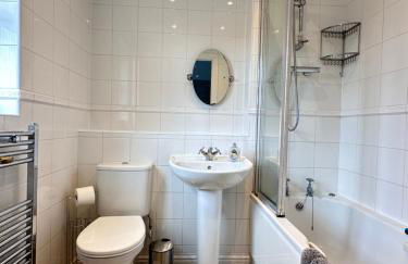 Spacious 4 Bed Home near Elizabeth Line, perfect for Contractors, Families & Groups - Foto 14