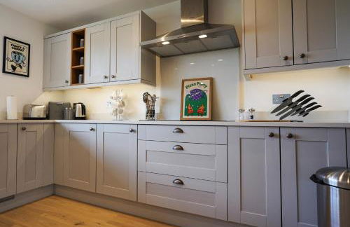 Moonlight Lodge - 4 bedroom Barn with Hot Tub! - Foto 65