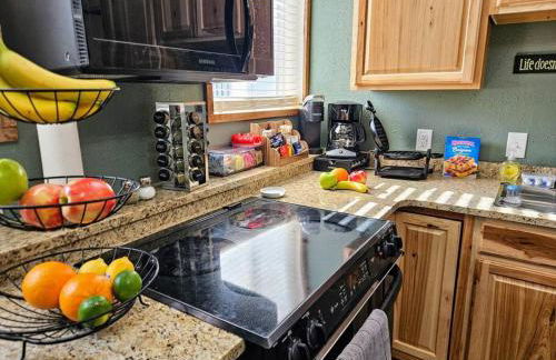 Private Cabin- Breakfast - Double Tub - 75in TV - SUP - Washer Dryer - BBQ - Photo 8