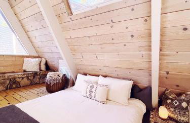 Clarity Cabin A-Frame Sanctuary w Hot Tub Fireplace Grill AC Hammock Chairs Fire Pit Pets OK - Foto 26