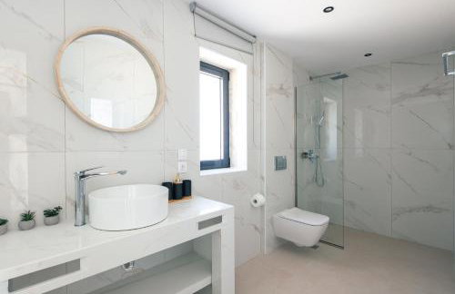 Sorin Villa, boasting Pool & Heated Whirlpool, By ThinkVilla - Foto 16