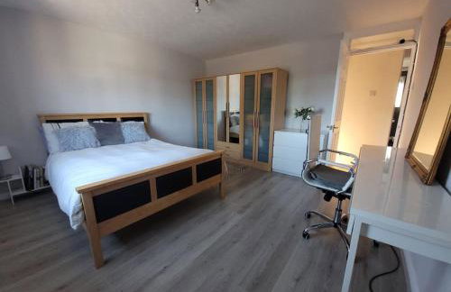 Spacious 5 Bedroom 11 Guest Family House in Horsham - Photo 13