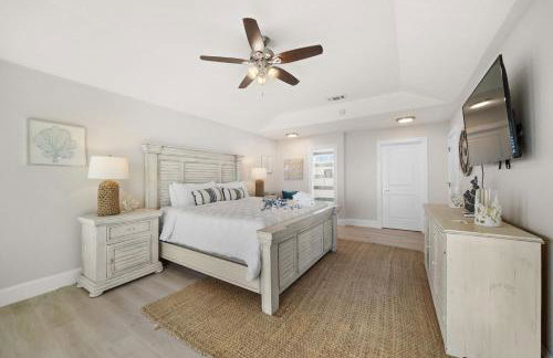 Oceanfront home with pool, large decks, fire pit and private walkover to the beach - Foto 10