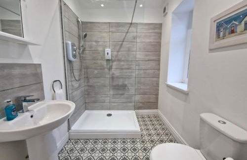 5 Bedroom semi detached home with off road parking - Photo 11