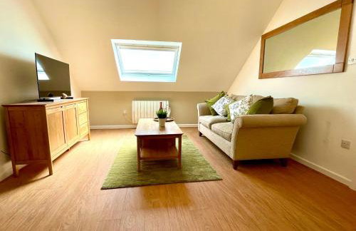 Private, Couples Forest Escape - Free Parking - Stunning & Stylish 1 Bedroom Coach house! - 5 Minute Walk to a great bistro pub! - Great Location - Fast WiFi - Smart TV - Newly Refurbished! Direct New Forest access Close to Burley - Photo 21