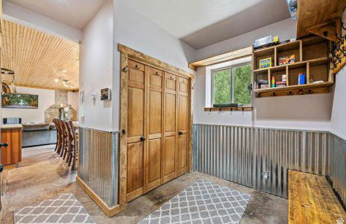 Rustic 5BR Escape with Private Hot Tub 25min to Park City - Foto 28