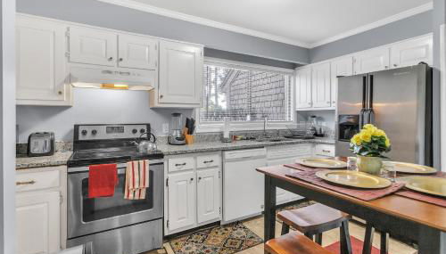 Centrally Located 4BR Stonecrest Condo condo - Photo 4