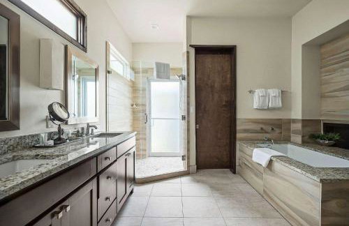 Charming Lake Getaway with Loft - Pickleball & BBQ - Foto 11