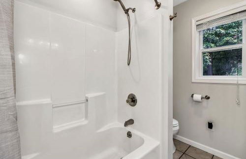 Spacious Mountain Retreat with Bonus Game Room Near Asheville, Barnardsville, NC - Foto 48