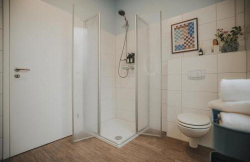 JOBOSTAYS - LINDEN Family Apartment Oldenburg - sehr geräumig 110m2 - Terrasse mit Gartenblick - voll ausgestattete Küche - 2 Bäder - Babybett - 10 Min zu Fuß zum Bahnhof - kostenloses WLAN - Parkplatz - kontaktfreier Check-In - Photo 57