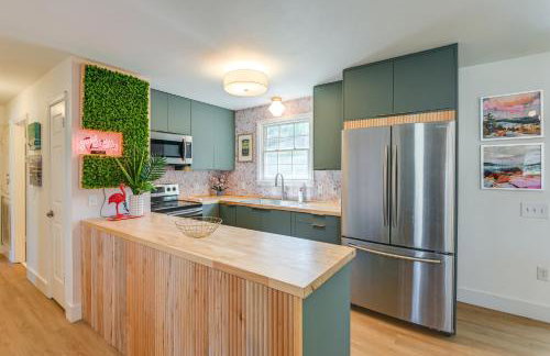 Family Home with Furnished Deck in Fairview! - Foto 8