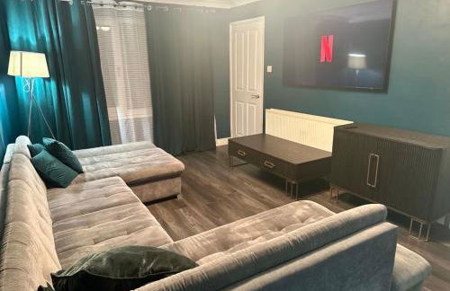 Cozy Four-Bedroom Home with Hot Tub, Garden, CONTRACTORS WELCOME - Close to Shops, Restaurants, Hospital and Park - Photo 5